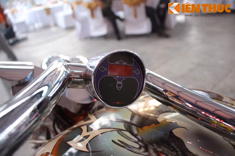 Nối liền với phuộc là tay lái kéo dài về phía hai bên để tạo thế ngồi đặc trưng của dòng siêu xe môtô chopper. Trên tay lái có tích hợp một đồng hồ LCD nhỏ và một số đèn báo đơn giản.