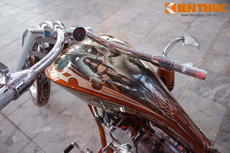 Nằm trên bình xăng của xe là một bức tranh airbrush mô phỏng một nữ hiệp sĩ bên cạnh chú rồng lửa sống động, phía dưới tiếp tục là những họa tiết kẻ tay pinstripe đầy phức tạp.