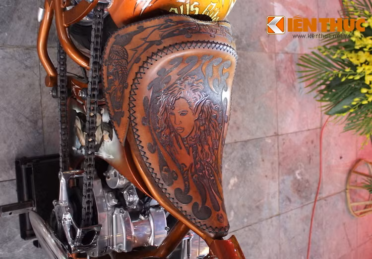 Ngay cả yên của chiếc xe cũng được chặm khắc cầu kỳ với khuôn mặt của một nữ yêu tinh ở chính giữa, chìm trong những họa tiết hình lửa và những con rồng ở hai bên cạnh.