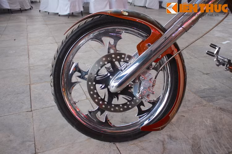 Đúng chất xe độ Chopper, Athena có bánh trước lớn với đường kính lên tới lên tới 21 inch và sở hữu bộ mâm độ 5 cánh mạ chrome bóng loáng với các cánh thiết kế phức tạp như những hình xăm tribal.