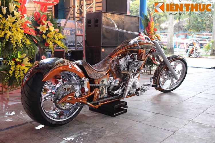 Với gầm cùng tư thế ngồi thấp, cùng với dàn để chân đặt xa và tay lái kéo ngược về phía sau, BBC Athena đem tới tư thế ngồi đặc trưng và rất dễ điều khiển của xe độ chopper. So với các dòng xe chopper khác, chiếc xe cũng có kích thước khá dài.