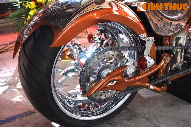 Bánh sau có chiều rộng lốp "khủng" lên tới 300 mm. Athena truyền động bằng xích và có hệ thống phanh sau đồng thời là đĩa xích.