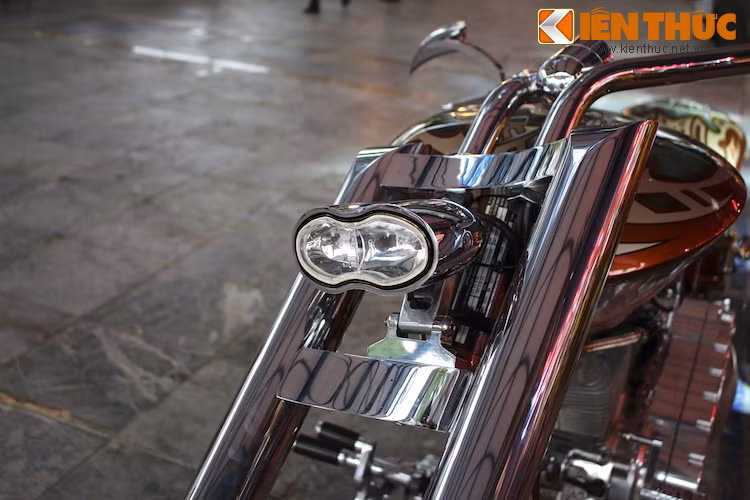 Cặp phuộc trước của Athena có chiều dài rất lớn và cũng được mạ chrome bóng. Nằm giữa hai cặp phuộc là đèn pha siêu gọn. Chiếc xe hoàn toàn không có đèn xi-nhan.