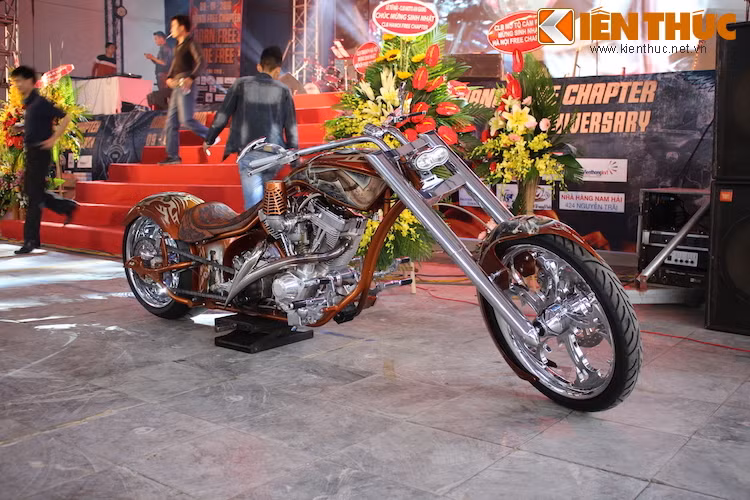  Siêu môtô Big Bear Choppers Athena là một trong những dòng siêu môtô độ điển hình của hãng xe Mỹ Big Bear Choppers (BBC). Toàn bộ các dòng xe hiện tại của BBC đều là những thiết kế riêng của hãng, không dựa trên bất cứ một mẫu xe nào trên thị trường và khách hàng có thể tùy ý yêu cầu chế thêm các chi tiết "thửa riêng".