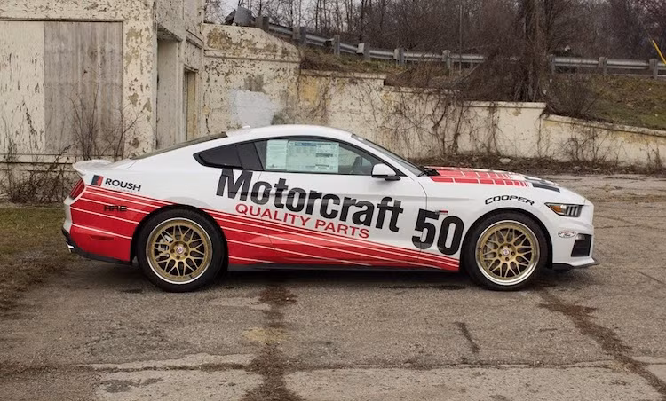 Ở Roush 'Motorcraft RS3' Mustang, cản trước nguyên bản của xe đã được thay bằng thiết kế của Roush, kèm theo nắp ca-pô với các khe thoát nhiệt thiết kế mới.