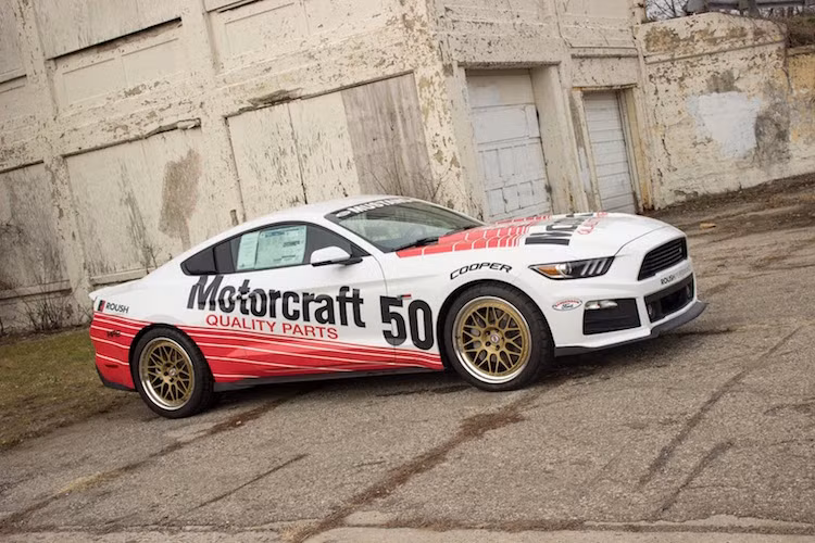 So với xe nguyên bản, nó đã được trang bị một số phụ tùng nâng công suất từ Roush. Tuy nhiên, Sanderson Ford không tiết lộ chính xác các thông số của xe.