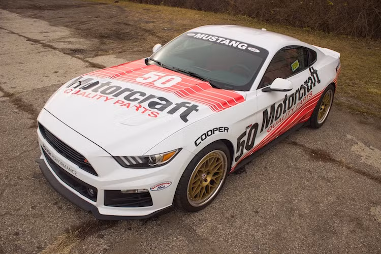 Điểm gây ấn tượng nhất trên chiếc Mustang độ này phải kể tới bộ tem đấu giống như chiếc xe đua Mustang Motorcraft tham gia tại giải IMSA GTO 1986, được điều khiển bởi tay đua Jack Roush.