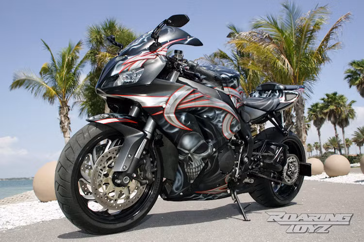 Đưa chiếc superbike Honda CBR1000RR đời 2006 của mình tới xưởng Roaring Toyz, Jeff Marrow muốn chiếc xe của mình phải đạt được sự cân bằng giữa kiểu dáng và hiệu năng.