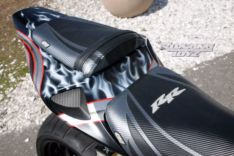 Những vệt sơn mô phỏng ngọn lửa của địa ngục được kéo dài tới hết đuôi xe, ngay cả yên xe cũng đã được thêu lại bằng vải vân carbon cực độc đáo.