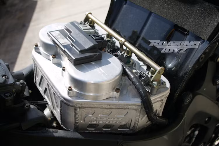 Công suất cuối cùng của chiếc xe không được Jeff tiết lộ, anh chỉ cho biết rằng nó rất mạnh Để có thể kiểm soát được động cơ mạnh mẽ hơn, ECU Power Commander đã được lựa chọn.