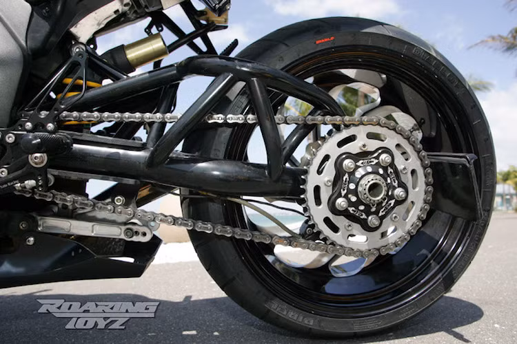 Đồng thời, gắp sau cũng được nâng cấp lên một gắp của hãng Gregg's Customs để phù hợp với bánh sau cực "khủng".