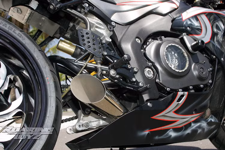 Để phù hợp với động cơ tăng áp, Roaring Toyz đã thiết kế riêng cho chiếc xe một hệ thống xả mới.