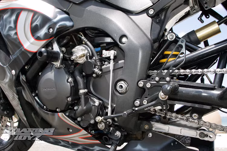 Một số món "đồ chơi" nhẹ nhàng khác trên chiếc xe bao gồm chống đổ và dàn để chân của Sato Racing, nắp bưởng côn trong suốt...