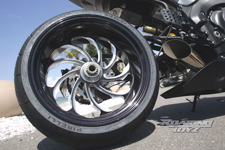 Với sức mạnh cực "khủng", vành sau của xe có kích thước tăng thêm 2 inch so với vành của siêu môtô CBR1000RR nguyên bản, đi kèm với lốp Pirelli bản rộng tới 240 mm.