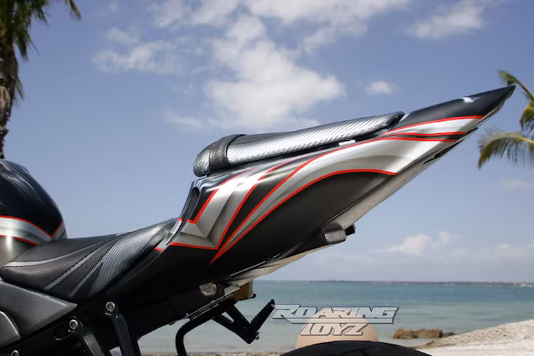 Pát biển số phía sau chiếc xe được bỏ đi, đồng thời đèn xi-nhan được tích hợp vào đuôi xe bởi Hot Bodies.