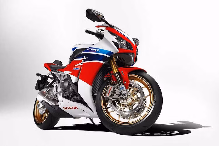 Trong năm 2015, Suzuki đã ra mắt bản concept của chiếc GSX-R1000 thế hệ mới. MV Agusta cũng đã xác nhận một nền tảng môtô 1000 cc đang được phát triển. Hiện tại, chỉ còn Honda chưa thể hiện ý định thay thế chiếc CBR1000RR đã ra mắt từ năm 2008 của hãng.