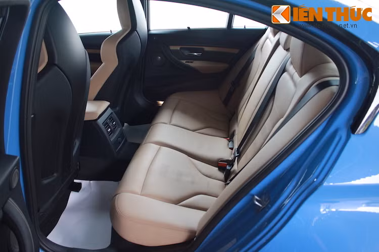 Một điểm mạnh rất lớn của M3 so với M4 đó là chiếc xe có hàng ghế sau rộng rãi hơn và có thể ra vào dễ dàng qua cửa sau như bao chiếc 3 Series bình thường khác. Điều này khiến cho M3 trở thành một chiếc siêu xe có thể sử dụng hàng ngày một cách tiện dụng.