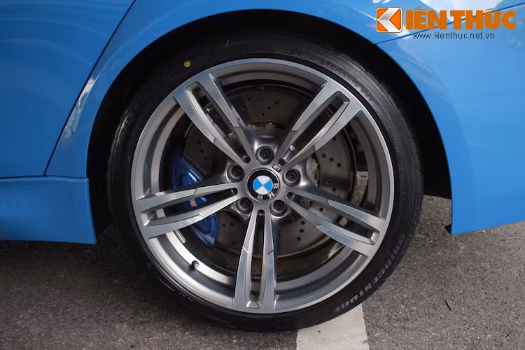 Giống như những chiếc xe khác "bước ra" từ bộ phận M Division của BMW, M3 sở hữu bộ mâm đúc 5 cánh kép phay kim loại bóng đặc trưng, với kích thước 19 inch.