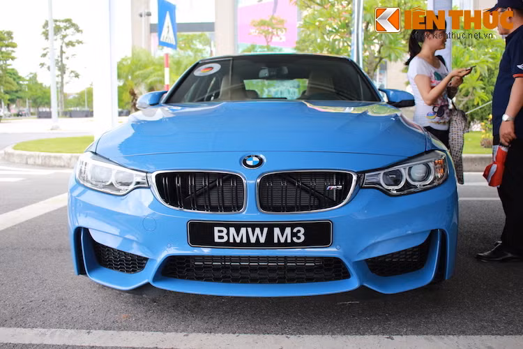 So với những chiếc 3 Series bình thường, có thể dễ dàng nhận ra M3 ngay từ cái nhìn đầu tiên nhờ có phần cản trước với thiết kế thể thao, với các lỗ hút gió kích thước lớn hơn cùng lưới tản nhiệt nan đen có logo M3 nằm bên phải.