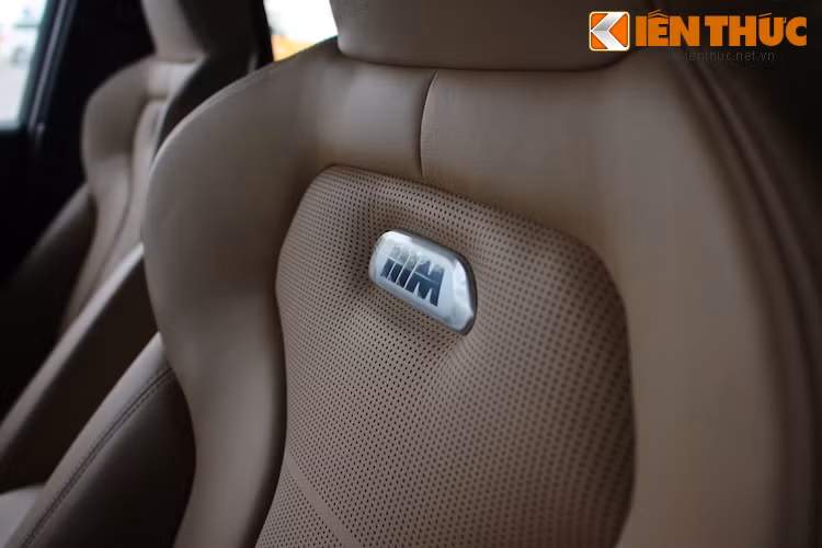 Hàng ghế trước trên M3 là loại ghế thể thao đỡ lưng và hông người lái tốt hơn khi ôm cua gấp, dù vẫn được bọc da cao cấp. Phía trên tựa lưng có gắn logo M để khẳng định sự đặc biệt của chiếc xe.