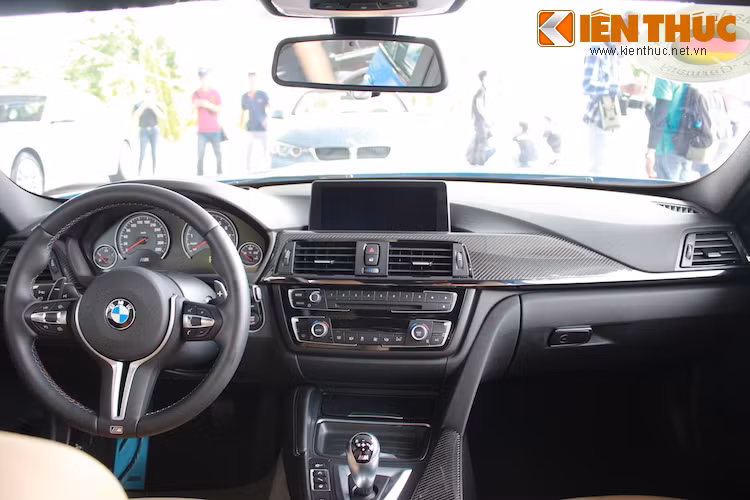 Đầu tiên, tay lái của xe đã được thay bằng loại thể thao với logo M ở góc 6 giờ, nhưng vẫn được tích hợp đầy đủ các nút điều chỉnh âm thanh. Những chi tiết ốp trang trí trong nội thất của xe cũng được làm từ sợi carbon, đem tới vẻ đẹp độc đáo.