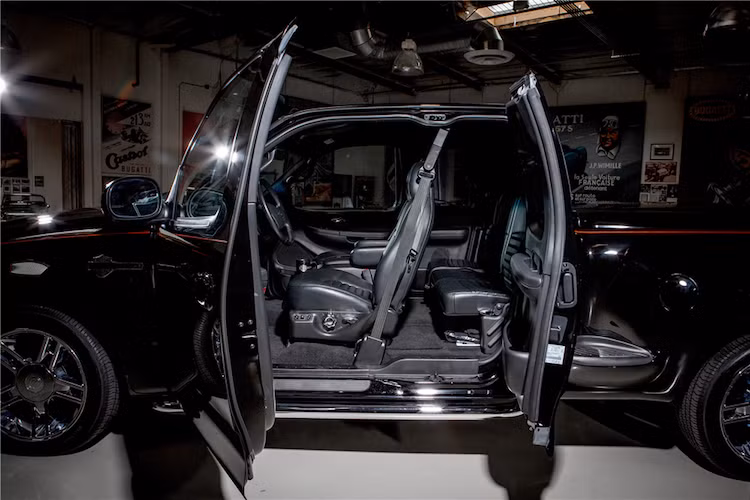 Có dạng cabin Super Cab, chiếc xe sử dụng thiết kế cửa sau mở ngược hiếm thấy, tương tự như Rolls-Royce Phantom hay Mazda RX8. Tuy nhiên hàng ghế sau có không gian khá hẹp.