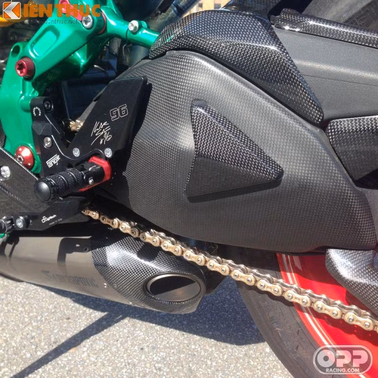 Ống xả Akrapovic Titanium full system cho 1199 Panigale kết hợp cùng bộ số gãy CNC của Lightech.