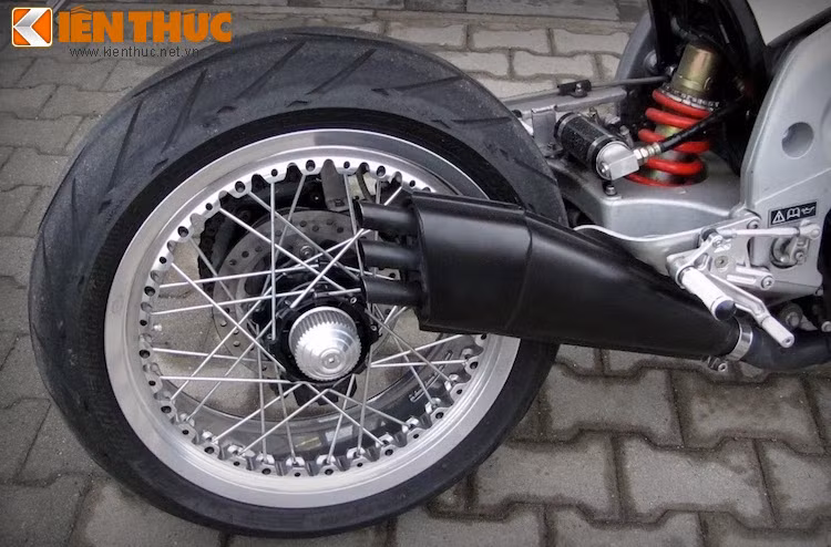 Ngoài bộ fairing, điểm nhấn thứ hai của chiếc Speed Triple này đó là bộ bánh căm phay bóng của hãng Kineo. Dù có thiết kế cổ điển nhưng trên thực tế, các nan hoa của mâm được đan hoàn toàn ở vành ngoài, khiến vành trong hoàn toàn kín và không cần phải dùng tới lốp có săm.