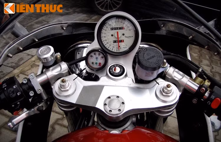 Tay lái cao nguyên bản của chiếc xe đã được thay bằng tay dạng clip-on thể thao hơn. Ngoài ra, bảng đồng hồ của xe hoàn toàn nguyên bản.