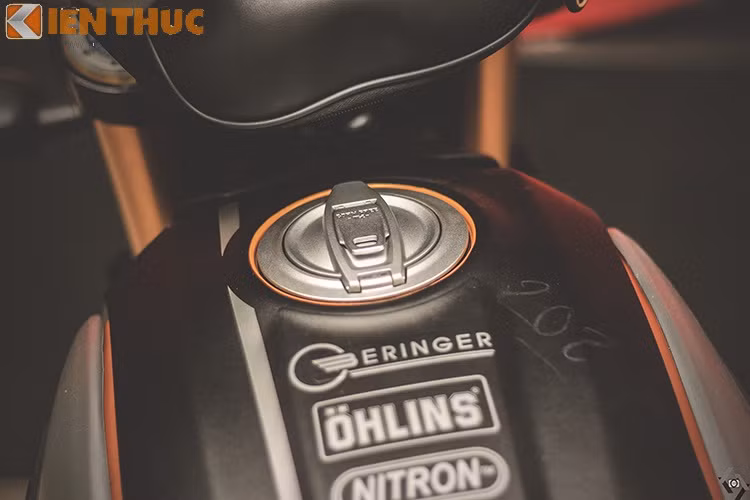 Bình xăng đen mờ với viền vàng nổi bật cùng sticker các thương hiệu nổi tiếng.