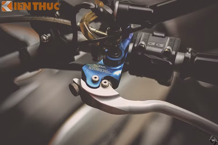 Cùm côn Eringer CNC sắc sảo, đây cũng là 1 trong những món đồ giá trị trên xe.