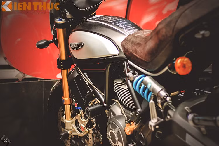  Ducati Scrambler là chiếc xế nổ có phong cách cổ điển pha trộn hiện đại. Scrambler của một dân chơi Sài Gòn được độ lại với hàng loạt đồ chơi khủng.