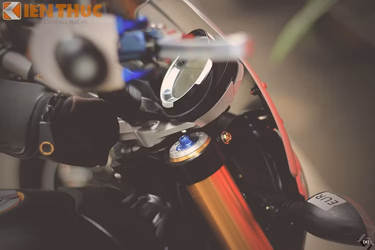 Cụm đèn trước và 1 số chi tiết được chủ xe giữ nguyên để đảm bảo vẻ đẹp cổ điển.