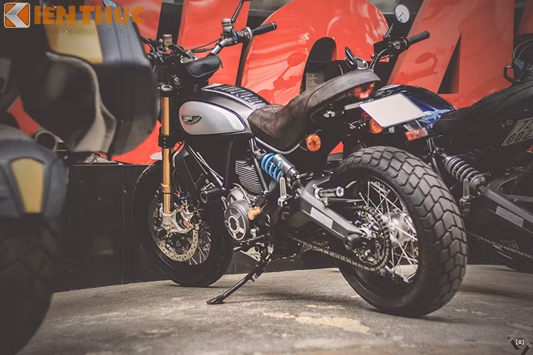Ducati Scrambler trang bị động cơ L-Twin, Desmodromic, 2 van trên mỗi xi-lanh, làm mát không khí dung tích 803cc.