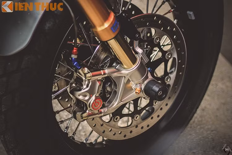 Kẹp phanh trước cũng sử dụng heo Brembo Moto 3, xe trang bị chống đổ phuộc trước thể thao.