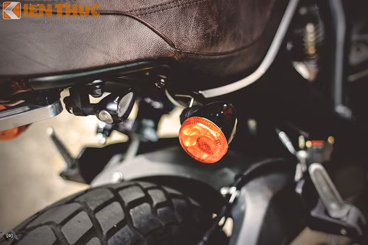 Phía sau đi patch biển số đồ chơi kết hợp cùng đèn signal Rizoma Drop sành điệu.