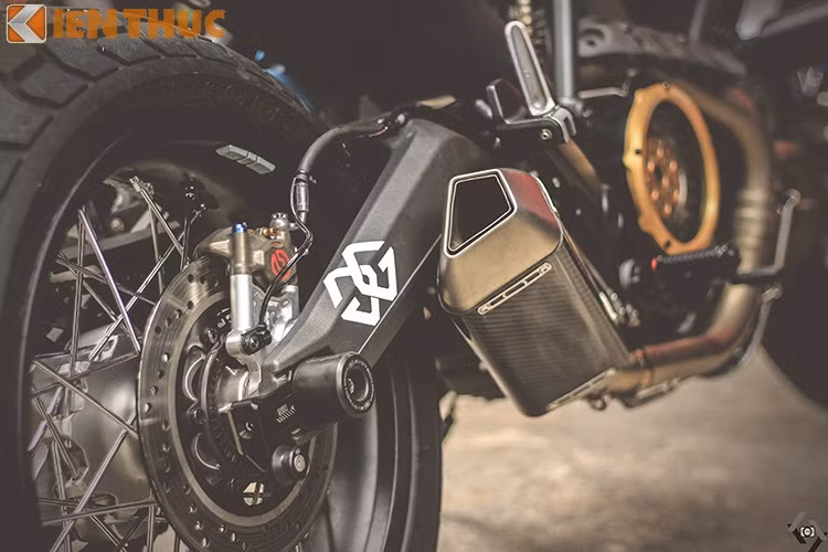 Ống pô FMF carbon cho âm thanh uy lực, kết hợp phía sau là phanh ABS với heo dầu Brembo Billet trên đường đua Moto 3.