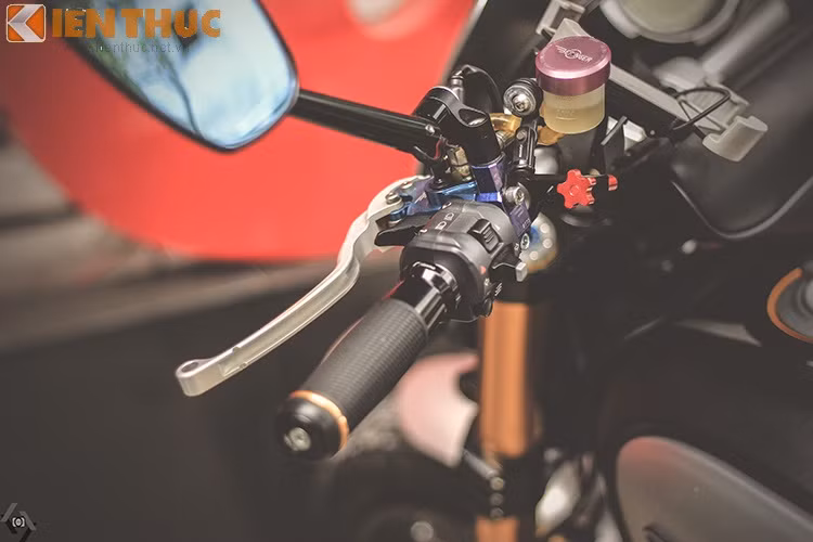 Để tăng tính thể thao, Scrambler còn được trang bị bao tay Rizoma cùng kính Rizoma.