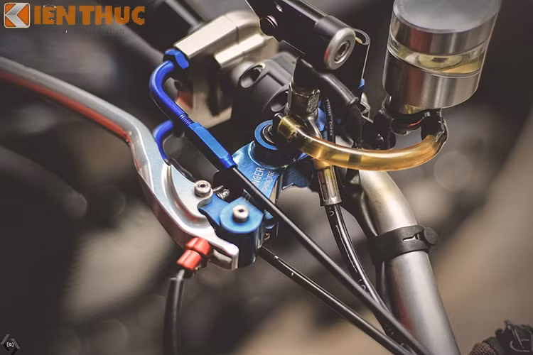 Bên phải là cùm Eringer kết hợp cùng bình dầu Rizoma.