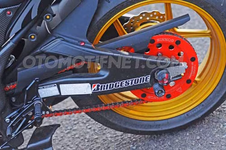 Do lên mâm lớn nên chiếc xe bắt buộc phải thay gắp sau bằng gắp của Yamaha R6.
