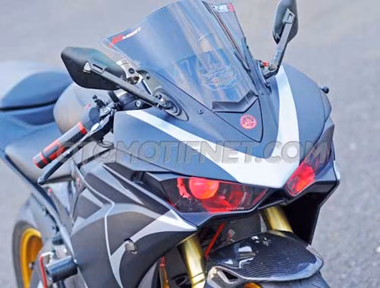 Toàn bộ phần thân vỏ cũng đã được sơn lại với hai tông màu đen nhám/bạc. Cụm đèn pha có chóa được giữ nguyên, nhưng độ pha LED cầu với ánh sáng đỏ độc đáo.