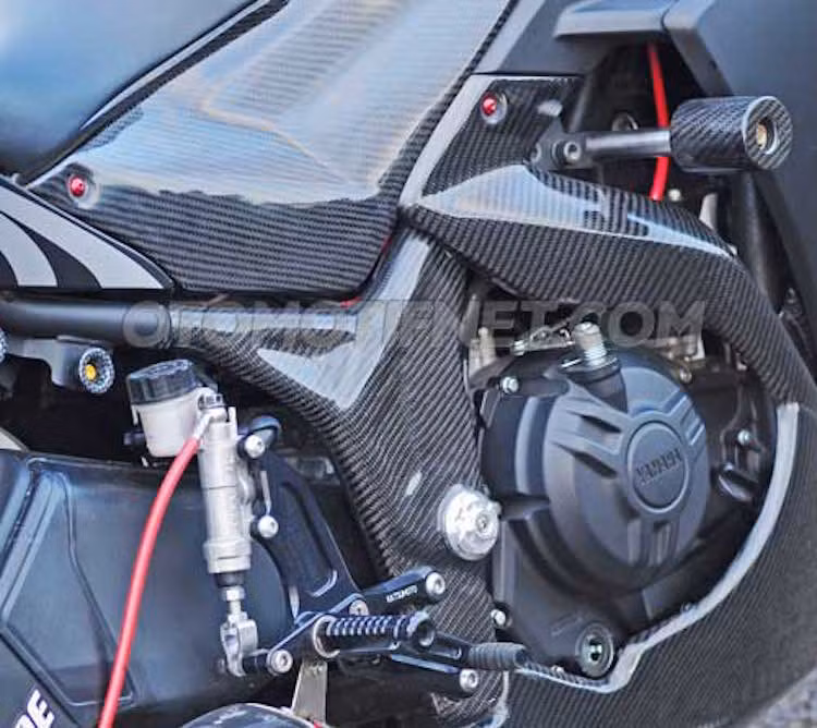 Một số chi tiết khung vỏ có dán thêm ốp sợi carbon tạo điểm nhấn, đồng thời dàn để chân được thay bằng loại của hãng Katsumoto.