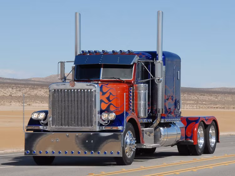 Những người đã từng xem 3 phần đầu của loạt phim "bom tấn" Robot Đại Chiến (Transformers) chắc chắn sẽ nhận ra ngay chiếc siêu xe đầu kéo với màu xanh - cam nổi bật, "thủ vai" robot Optimus Prime.