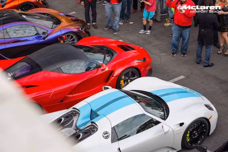 Bên cạnh P1, 2 chiếc siêu xe với động cơ hybrid nổi tiếng khác là Porsche 918 Spyder và LaFerrari cũng có mặt tại Supercar Show. Được thấy "bộ ba quyền lực" này đứng cạnh nhau là niềm mơ ước của nhiều người yêu xe trên Thế giới.