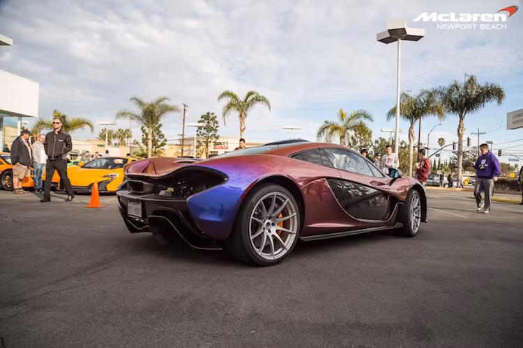 Không giống những chiếc P1 khác, chiếc xe này có màu sơn ánh ngọc đặc biệt với tên gọi Cerberus Pearl, có khả năng đổi màu dựa vào góc chiếu sáng.