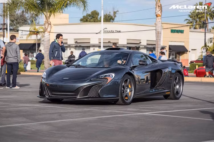 Một mẫu siêu xe hàng hiếm có khác là McLaren 675LT sản xuất với số lượng giới hạn, mang phong cách của chiếc xe đua McLaren F1 GTR Long Tail đã từng chiến thắng giải đua Le Mans trong thập niên 90.