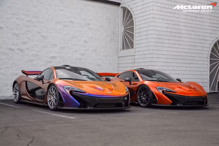 Chiếc P1 của CJ Wilson bên cạnh một chiếc khác với màu cam bình thường.