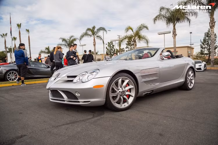 Ra đời từ khi McLaren còn hợp tác với Mercedes, mẫu siêu xe mui trần Mercedes SLR McLaren Roadster cũng góp mặt tại sự kiện.