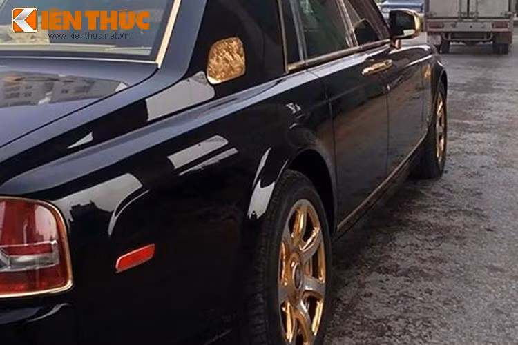 Gần như tất cả các chi tiết ngoại thất của xe đã được mạ vàng cẩn thận, từ các viền cửa, mâm xe tới vành đèn pha. Ngay cả nắp bình xăng cũng đã được mạ vàng nổi bật.