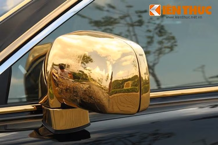 Ốp gương cũng có hình rồng được mạ vàng tinh xảo, ngoài ra còn có thêm logo Rolls-Royce nằm phía trên.
